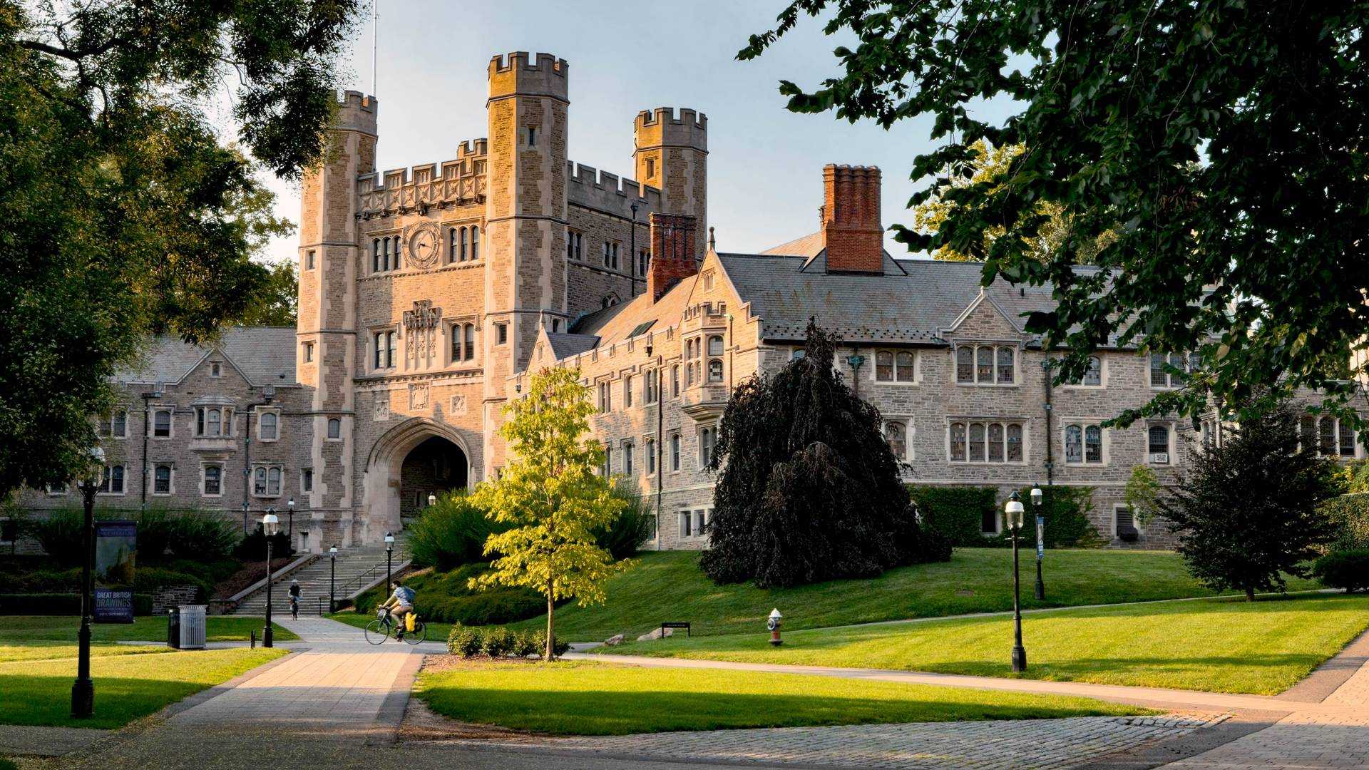 HIỆN THỰC HÓA "GIẤC MƠ MỸ" TẠI CÁC TRƯỜNG IVY LEAGUE